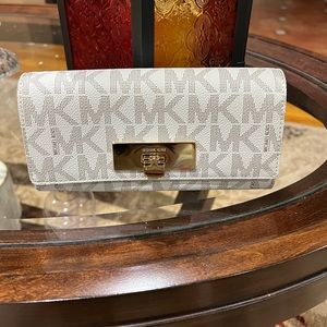 Michael Kors Vanilla & Acorn Signature Callie Carry All Wallet